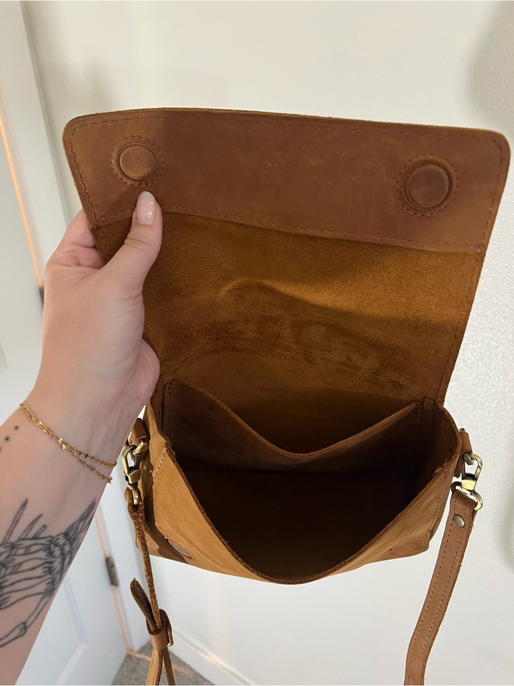 Portland Leather Metro Medium Crossbody Bag with Adjustable Strap - Picture 7 of 8